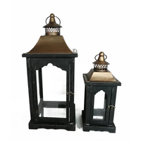 Lanterne Quadrate in Metallo Nero e Tetto in Legno